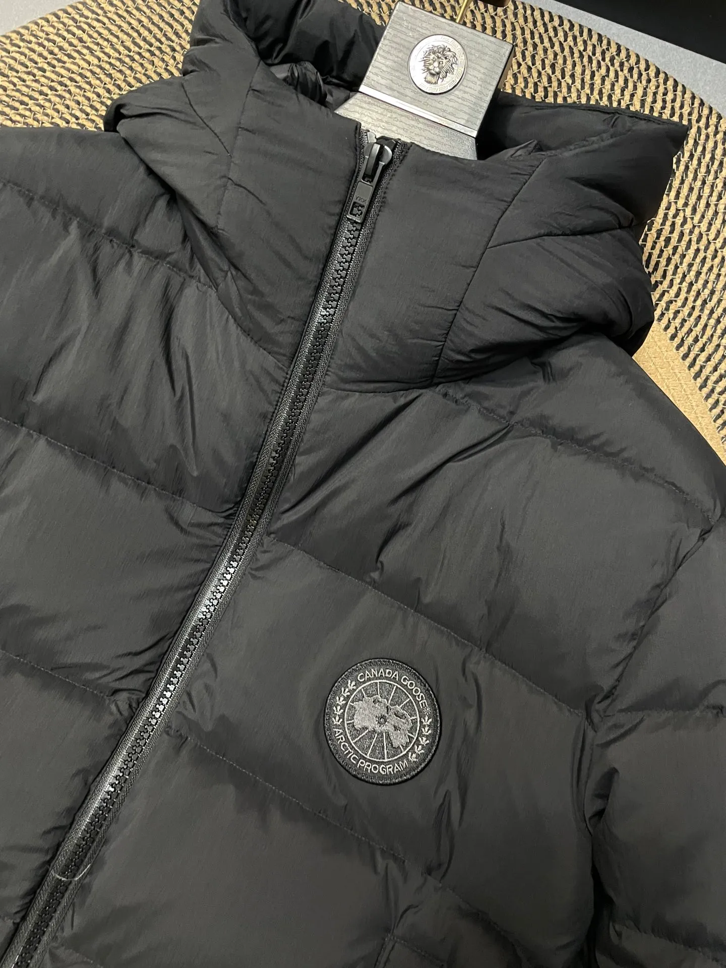 P860 Ouyang Nana second generation Canad goose black label down jacket is a must-have goose black label down jacket in the outerwear industry! The latest designer styles! The goose down jacket has always been a popular element of fashion and is loved by experts from all walks of life! Fashionable hooded cut, high-end customer-supplied fine goose down, high resilience, smooth zipper, strong and firm. Pockets on both sides can store small items, free your hands, and you can go out without worries. It can also meet the need of putting your hands in your pockets👏👏Produced by Big Goose, it can be used as a group uniform by many celebrities. This down jacket uses a double-layer anti-down lining design, which has strong windproof performance and will be very warm in winter! New standard 90% goose down filling, high fluffiness, windproof hooded design. When walking outdoors, pull the collar to the highest position, put your hands in the pockets and it will be very warm. It can be easily controlled by all body types! The interior is equipped with an elastic snow skirt design for better wrapping. The simple and neat style design highlights the masculine temperament. The impeccable style is classic and never goes out of style. It is warm and practical, and it is versatile! You can enter with your eyes closed!    Size: XS-XXL